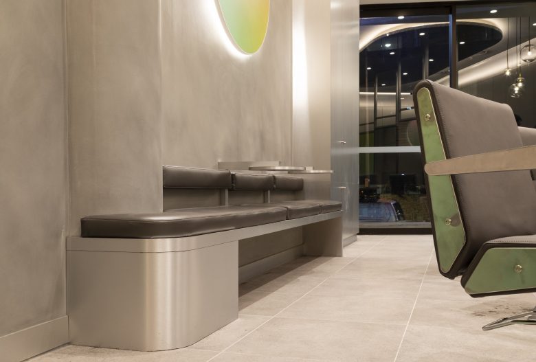 éclat Atelier美發(fā)沙龍店鋪空間設(shè)計(jì)“銀色墻壁太空時(shí)代外觀”