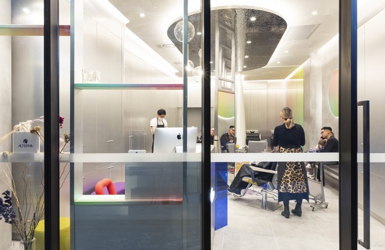 éclat Atelier美發(fā)沙龍店鋪空間設(shè)計(jì)“銀色墻壁太空時(shí)代外觀”