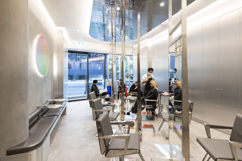 éclat Atelier美發(fā)沙龍店鋪空間設(shè)計(jì)“銀色墻壁太空時(shí)代外觀”