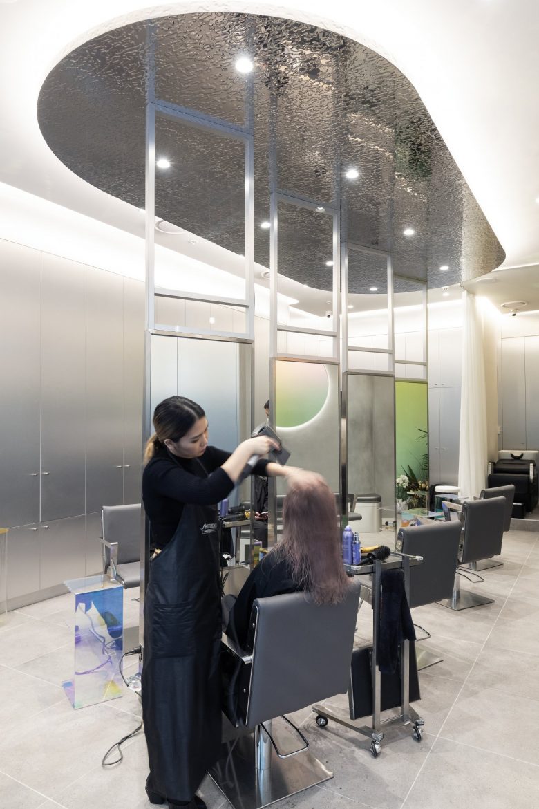 éclat Atelier美發(fā)沙龍店鋪空間設(shè)計(jì)“銀色墻壁太空時(shí)代外觀”