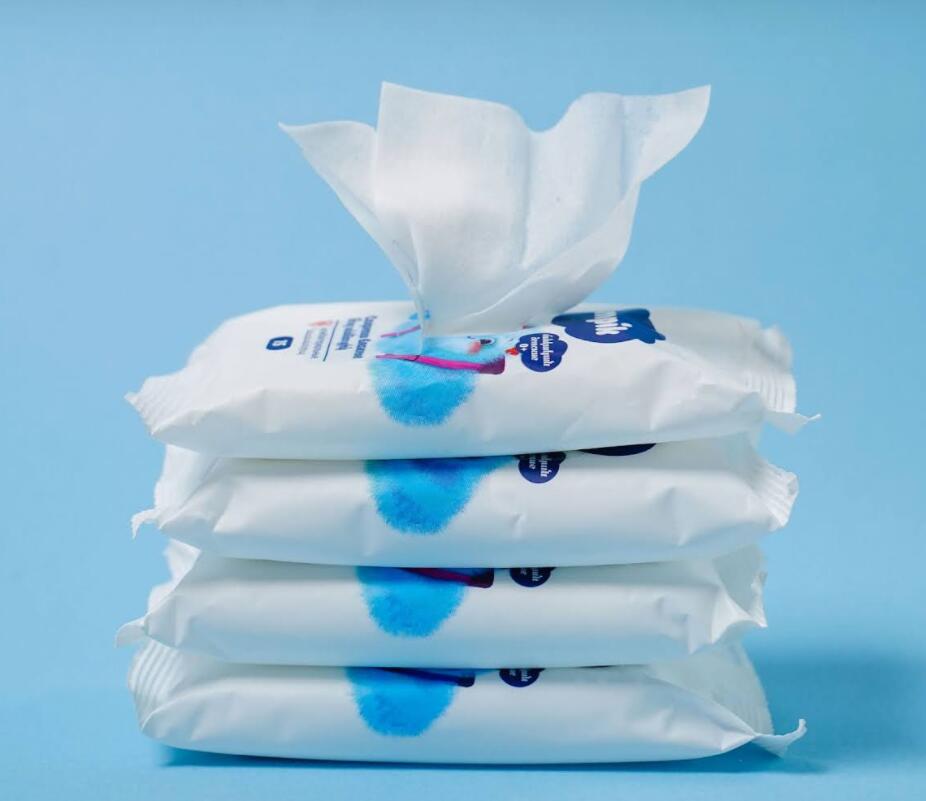 Ampik 安皮克消毒濕巾品牌命名與包裝設計，蓬松的云彩符號代表柔軟的棉花