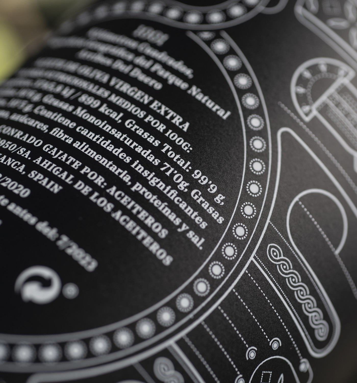 1001生態(tài)橄欖油包裝設(shè)計(jì)“線條插畫”黑色瓶子