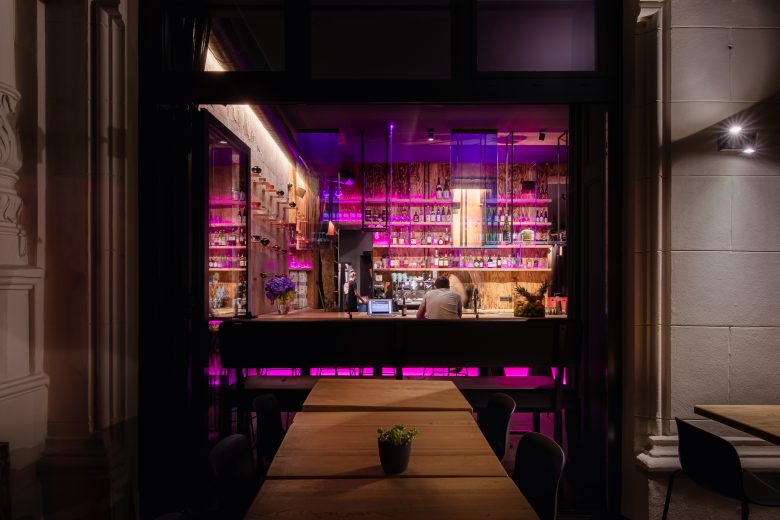 The Catch 日式酒吧餐廳空間設(shè)計“霓虹燈和漫畫”風格