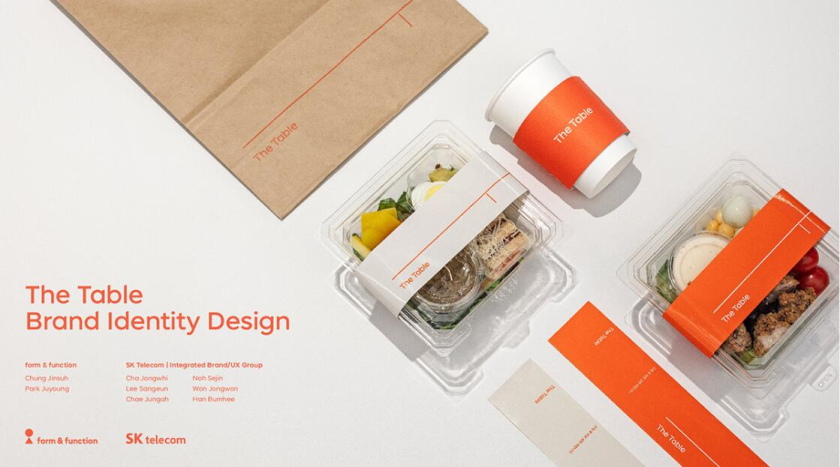 The Table 電信品牌vi視覺識別設(shè)計空間設(shè)計及導視，與桌子結(jié)合的長長的T型水平線元素