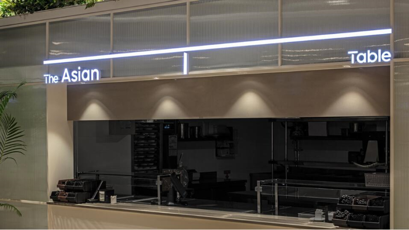 The Table 電信品牌vi視覺識別設(shè)計空間設(shè)計及導視，與桌子結(jié)合的長長的T型水平線元素