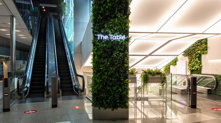 The Table 電信品牌vi視覺識別設(shè)計空間設(shè)計及導視，與桌子結(jié)合的長長的T型水平線元素