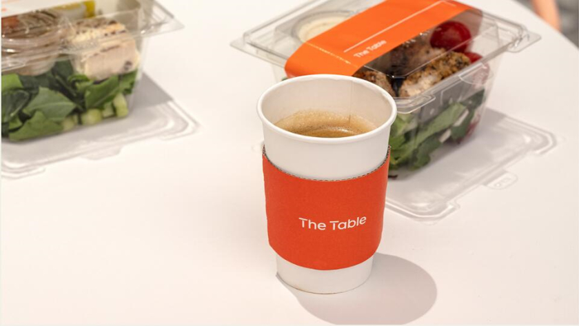 The Table 電信品牌vi視覺識別設(shè)計空間設(shè)計及導視，與桌子結(jié)合的長長的T型水平線元素