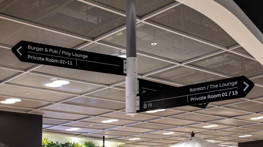 The Table 電信品牌vi視覺識別設(shè)計空間設(shè)計及導視，與桌子結(jié)合的長長的T型水平線元素