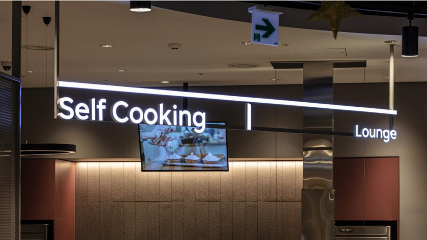 The Table 電信品牌vi視覺識別設(shè)計空間設(shè)計，與桌子結(jié)合的長長的T型水平線元素