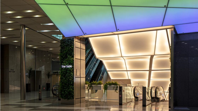 The Table 電信品牌vi視覺識別設(shè)計空間設(shè)計，與桌子結(jié)合的長長的T型水平線元素