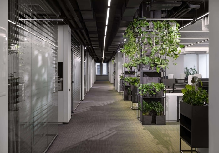 Privat 銀行辦公室空間設(shè)計，開放式空間設(shè)計分隔及充分的綠化