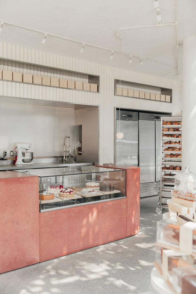 35平三角形小型面包店店鋪空間設(shè)計(jì)，優(yōu)雅精致的土紅色設(shè)計(jì)