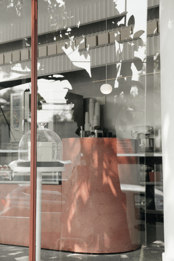 35平三角形小型面包店店鋪空間設(shè)計(jì)，優(yōu)雅精致的土紅色設(shè)計(jì)