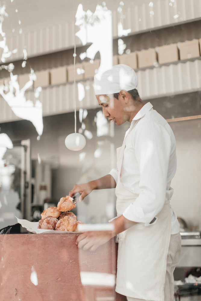 35平三角形小型面包店店鋪空間設(shè)計(jì)，優(yōu)雅精致的土紅色設(shè)計(jì)