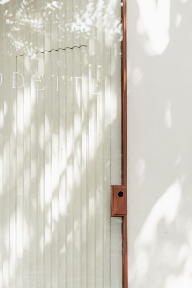 35平三角形小型面包店店鋪空間設(shè)計(jì)，優(yōu)雅精致的土紅色設(shè)計(jì)