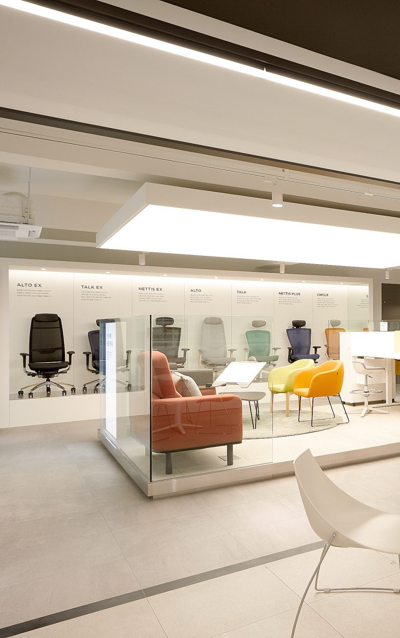 鼓勵(lì)新想法和品牌沉浸感的 Koas 辦公家具陳列空間設(shè)計(jì)