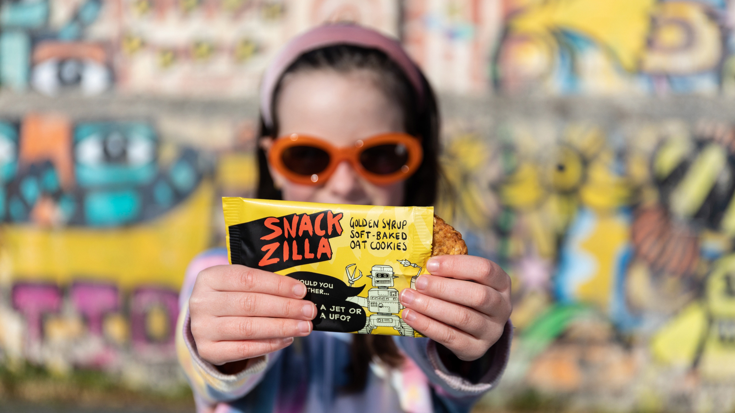 Snackzilla 燕麥餅干兒童低糖零食包裝設(shè)計(jì),夸張的動(dòng)物線條插畫 Snackzilla 燕麥餅干兒童低糖零食包裝設(shè)計(jì),夸張的動(dòng)物線條插畫