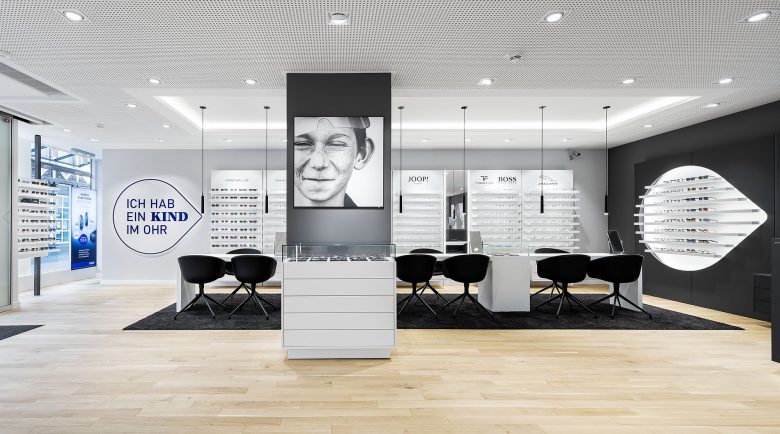 KIND 光學(xué)眼鏡和聲學(xué)聽力產(chǎn)品專賣店店鋪空間si設(shè)計，黑白輕松風(fēng)格