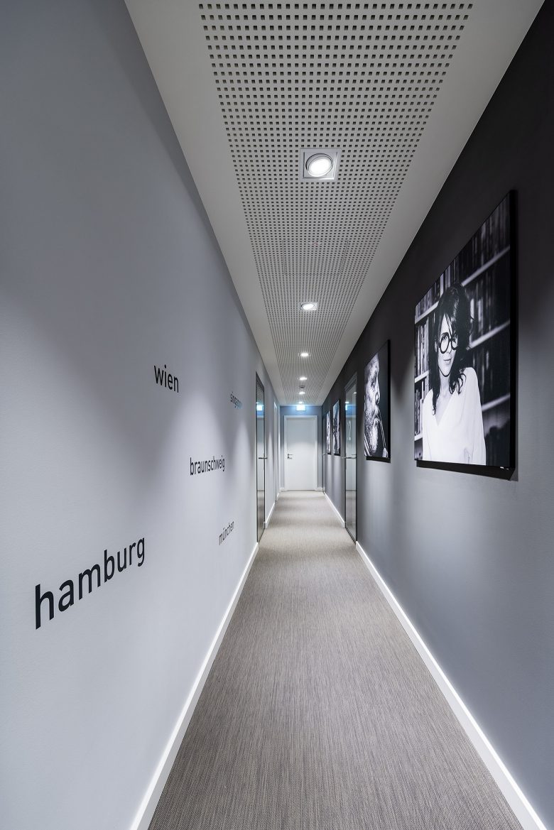 KIND 光學(xué)眼鏡和聲學(xué)聽力產(chǎn)品專賣店店鋪空間si設(shè)計，黑白輕松風(fēng)格