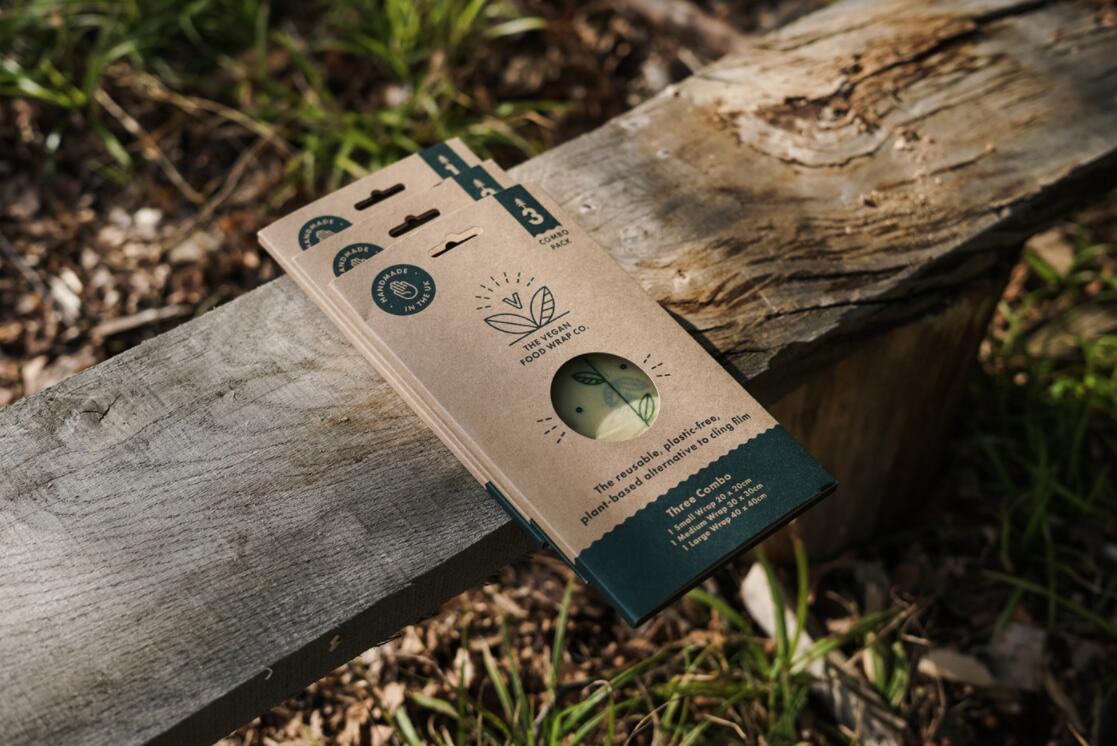 The Vegan 天然植物素食品牌logo設(shè)計“有機(jī)徽章”圖案與牛皮紙產(chǎn)品包裝設(shè)計