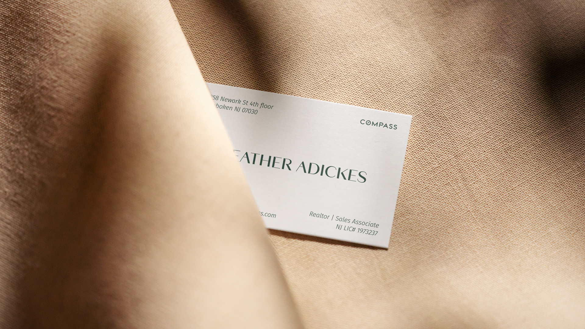 Heather Adickes房地產(chǎn)中介經(jīng)紀人品牌logo設(shè)計形象設(shè)計，字母H+橋梁+房子