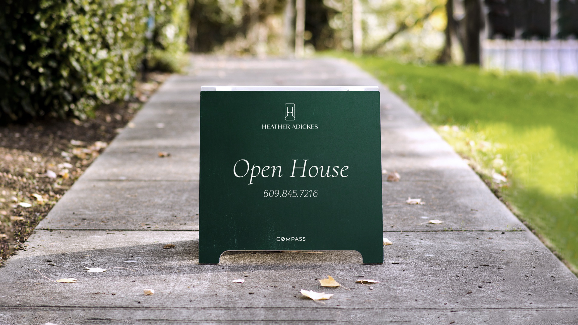 Heather Adickes房地產(chǎn)中介經(jīng)紀人品牌logo設(shè)計形象設(shè)計，字母H+橋梁+房子