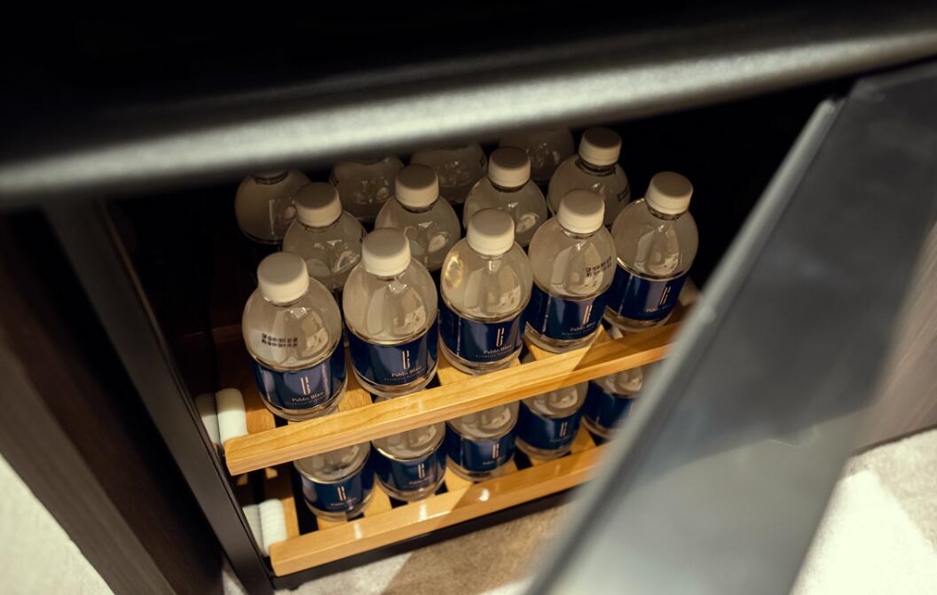 PABLO BLAU高端護膚美容會所診所logo設計品牌形象vi設計，藍金色奢華風格