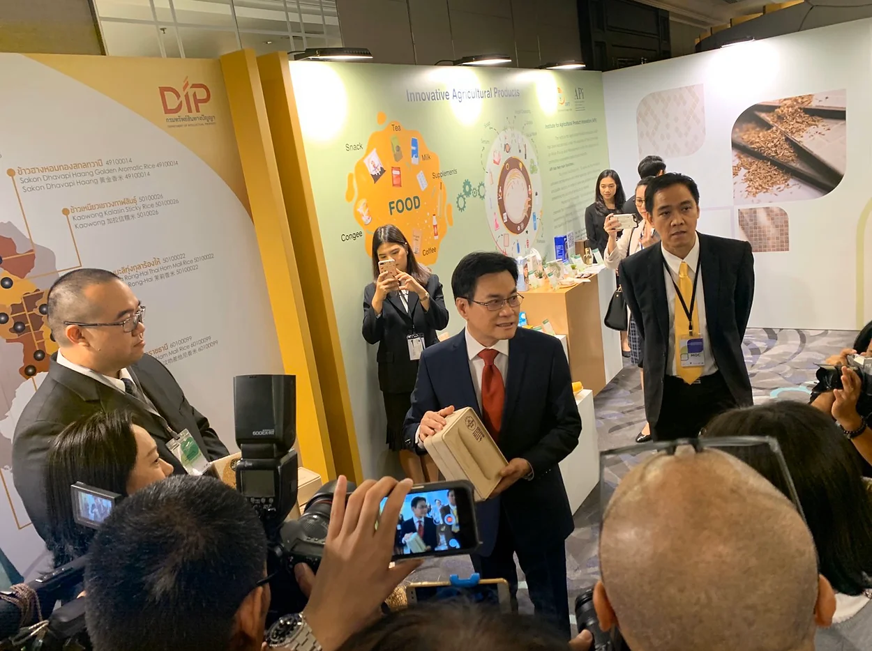 SRISANGDAO RICE 泰國大米禮盒包裝設(shè)計“大米壓花+稻殼成型”