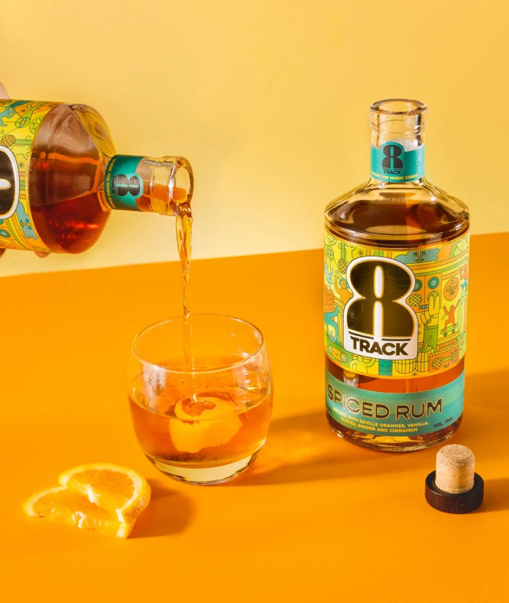 8TRACK香料朗姆酒品牌創(chuàng)建-logo設(shè)計(jì)包裝設(shè)計(jì)，結(jié)合音樂文化線條時(shí)尚插畫元素