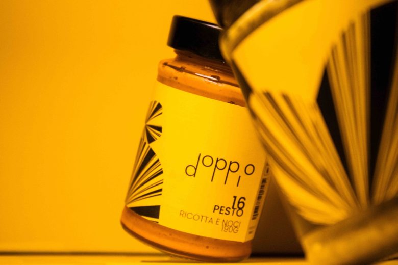 Doppio 食品包裝設計logo設計,黑黃色放射線條組合元素 Doppio 食品包裝設計logo設計,黑黃色放射線條組合元素