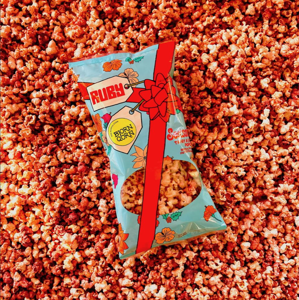 Ruby和BjornQorn 聯(lián)合品牌節(jié)日爆米花包裝設(shè)計(jì)，節(jié)日彩帶元素