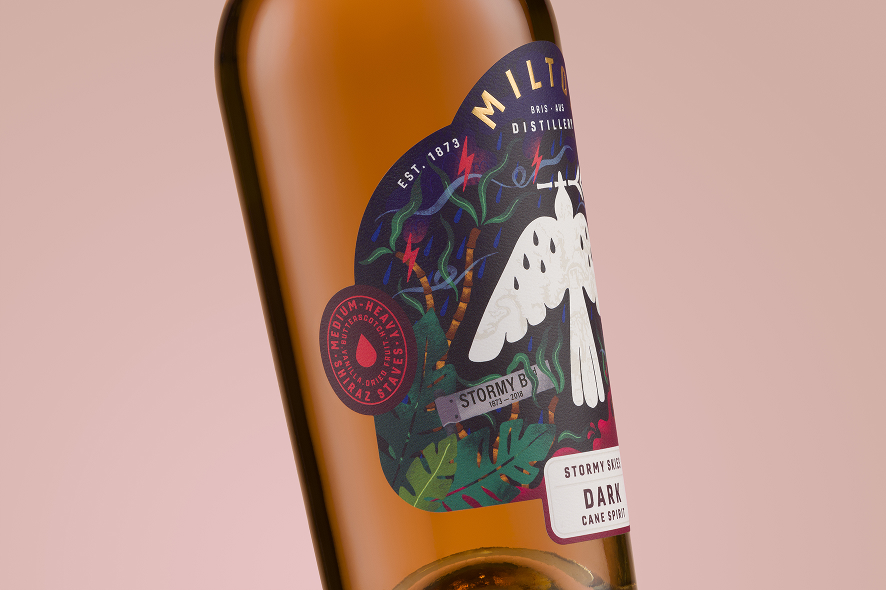 米爾頓酒廠朗姆酒標(biāo)簽包裝設(shè)計，噪鵑鳥核心識別元素統(tǒng)領(lǐng)所有包裝架構(gòu)