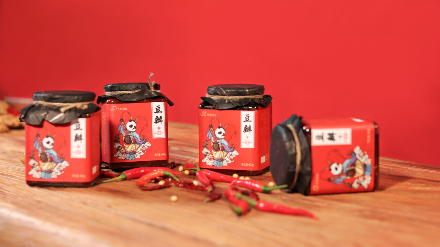天府途禮豆瓣醬辣醬包裝設(shè)計(jì)“熊貓川劇戲劇插畫”